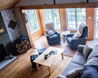 Remi Lake Escape. A four season lake front cottage. - Kapuskasing - Obývací pokoj