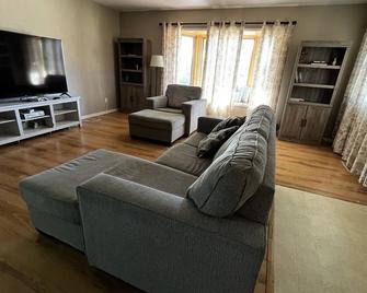 Quiet neighborhood, relaxing wrap around deck with fire pit. Short walk to town. - Lander - Living room