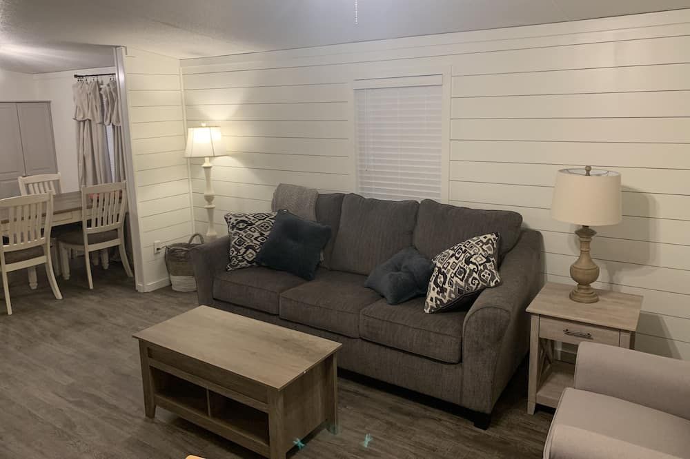 Cozy, Quiet 3B/2bath with large yard- SLEEPS 8! Just minutes from Fort Polk - Leesville - Huiskamer