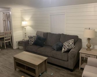 Cozy, Quiet 3B/2bath with large yard- SLEEPS 8! Just minutes from Fort Polk - Leesville - Huiskamer