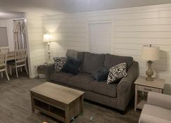 Cozy, Quiet 3B/2bath with large yard- SLEEPS 8! Just minutes from Fort Polk - Leesville - Living room