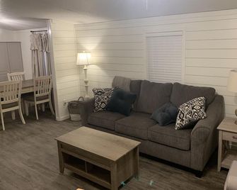 Cozy, Quiet 3B/2bath with large yard- SLEEPS 8! Just minutes from Fort Polk - Leesville - Huiskamer