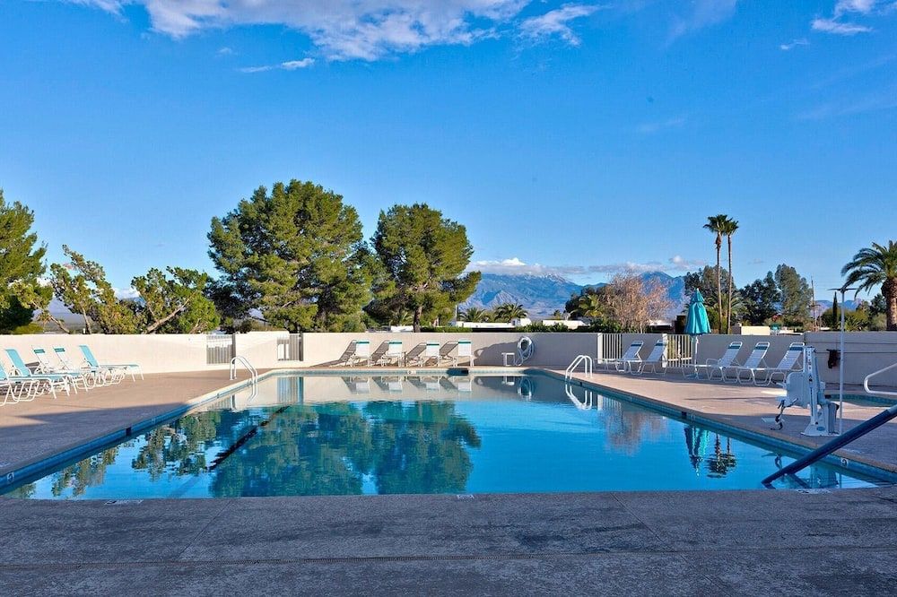 Entire 1500 sqft 2bed 2bath access to the pool don't be cramped in a room! - Green Valley - Pool