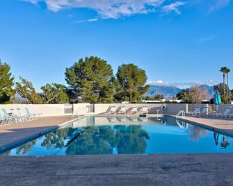 Entire 1500 sqft 2bed 2bath access to the pool don't be cramped in a room! - Green Valley - Pool