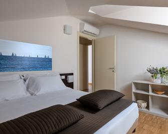 Vialeromadodici Rooms & Apartments - Lazise - Camera da letto