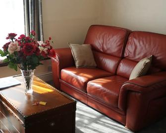 Town Centre Apartment - Leamington Spa - Living room