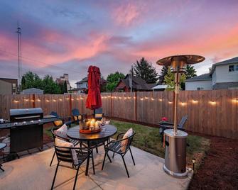 Dog-Friendly Downtown Carlton Townhouse #6, Steps To Tasting, Dining, Shops, Bbq - Carlton - Patio