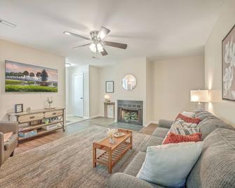 Relax Near Downtown Charleston and Beaches - Goose Creek - Living room