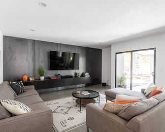 Patina Rosa - Iconic Design Pool and B-Ball Court - Phoenix - Living room