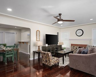 Perfect 4B/2Bth for Business and Nat'l Park Visit - Fresno - Living room