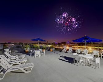Anaheim Desert Inn Suites - Anaheim - Balcony