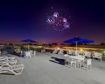 Anaheim Desert Inn & Suites - אנהיים - מרפסת