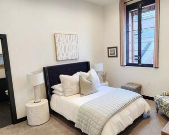 Speakeasy 2 Room Suite (Rm 5) - Nevada City - Bedroom