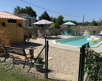 Private garden, swimming pool, picturesque village location, bank, bakery - Saint-Fort-sur-Gironde - Pool