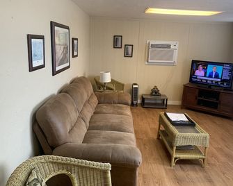 Natural Angler Cabin Matagorda Tx Colorado River - Matagorda - Living room