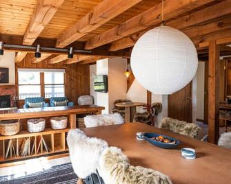 New! Designer 3BR Cabin Walk to Pond Mtn Views - Peru - Comedor