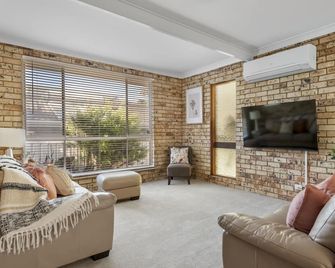 Two minute walk to Jones Beach and 10 minute stroll to Minnamurra River - Kiama - Wohnzimmer