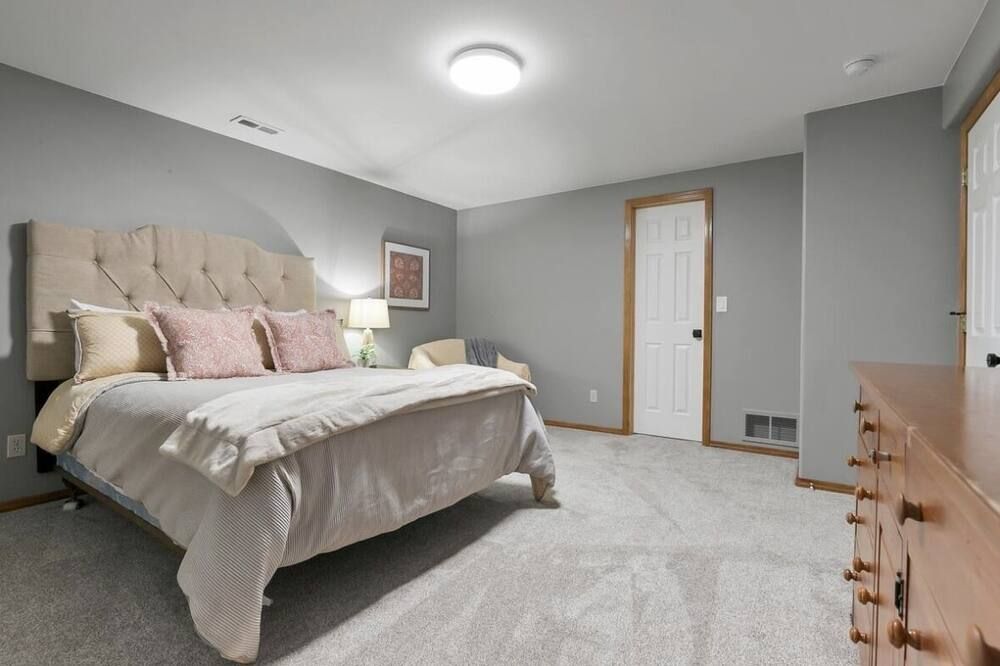 The Dwelling Place-\nspacious•2br•fireplace•big Tv•private Lower Level•two Parks - Colorado Springs - Habitación