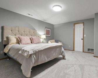 The Dwelling Place-\nspacious•2br•fireplace•big Tv•private Lower Level•two Parks - Colorado Springs - Habitación
