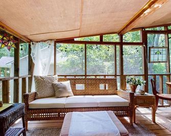 Charming 3BR Cottage with Full Kitchen, WIFI and Access to community amenities - Lake Junaluska - Living room