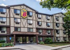 Super 8 by Wyndham Groton - Groton - Building