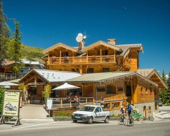 Hotel & Restaurant Les Escondus - Vars - Building