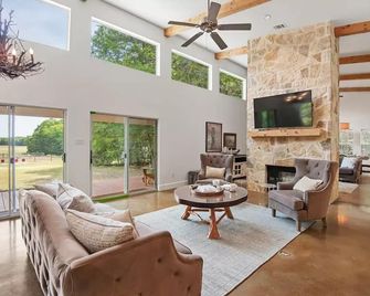 Hidden Valley Ranch. Relax and enjoy this secluded 27 acre ranch. - Red Oak - Sala de estar