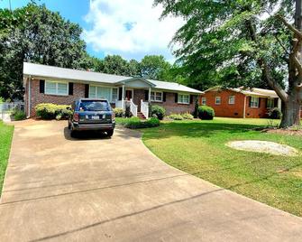 Luxury Red door Home - Spartanburg - Building