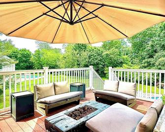Beautiful Hampton Long Island Family Getaway with Pool. - Northport - Balcony