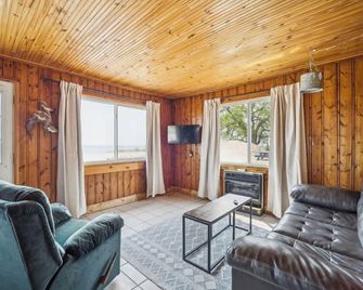 Lake Views with Big Windows & Bath - Oscoda - Obývací pokoj