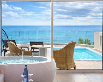 Panorama Suites & Spa - Stomio