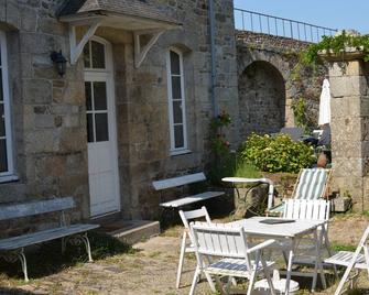 Maison De Maitre, Guaranteed Charm & Character In The Heart Of Medieval Town - Moncontour - Patio