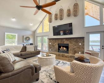 Great Lake Escape by Chatuge Home ConciergebrLakefront, private dock with boat slip, hot tub, fire pit - Hayesville - Sala de estar