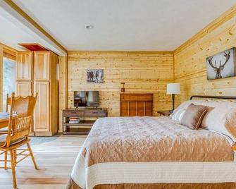 Cozy Blueberry Cottage Studio Stevenson, king bed, kitchenette, pet friendly! - Stevenson - Bedroom