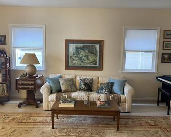 Now with Air Conditioning! Enjoy Seal Beach! Pool table! Charming and sleeps 8 - Seal Beach - Living room