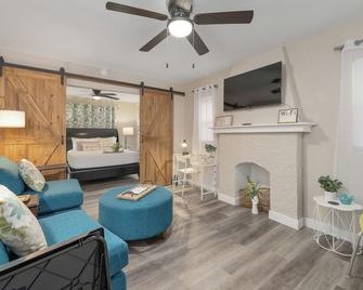 Centrally Located Near Downtown W/ In Unit W&D! - Wichita - Living room