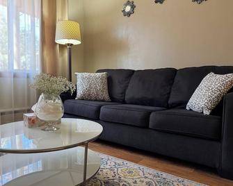 Cozy, Quiet, and Comfortably Homelike One-Bedroom Apartment. - Wausau - Living room