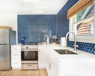 Marina Bay Cottages - Waterford - Kitchen