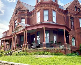 Vineyard Mansion & Carriage House Bed & Breakfast - St Joseph - Building