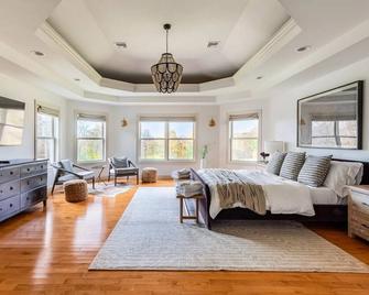 Rhinebrook Estate - 8 Bed/8Bath (Sleeps 20) - Hyde Park - Quarto