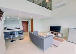 Big Studio Loft At The Reiz Suites Medan Apartment - Medan - Wohnzimmer