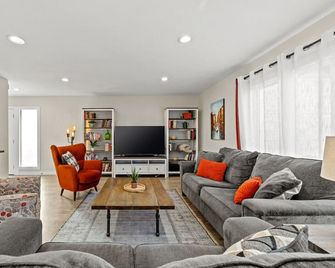 Minutes from Ozark`s favorites - Ozark - Living room