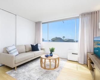 Beachside Unit in the Heart of Manly-Ocean Views - Manly - Soggiorno