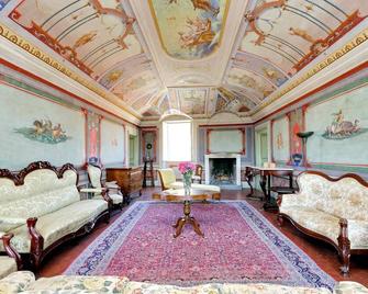 Charming Frescoed Apartment in Cerveteri Old Town - Cerveteri - Sala de estar