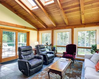 Waterfront Deer Isle Retreat with Fire Pit! - Deer Isle - Sala de estar