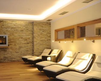 Hotel AlpHoliday dolomiti - Dimaro