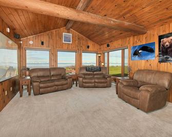 Kenai Vacation Rental with Volcano Views and Decks! - Kenai - Sala de estar