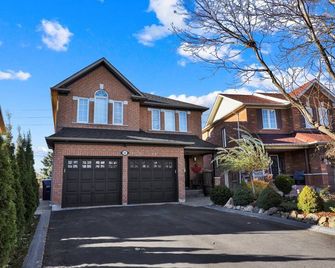 Airport-2-bdrm apartment-3bed-3TV AC, fitness equip, WiFi - Brampton - Building