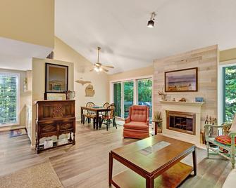 Spacious home w/ shared tennis & pool - close to lake - Harbor Springs - Living room