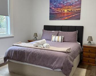 Paddington Villa 3 Close to town, Free Wi-fi, Netflix - Orange - Bedroom